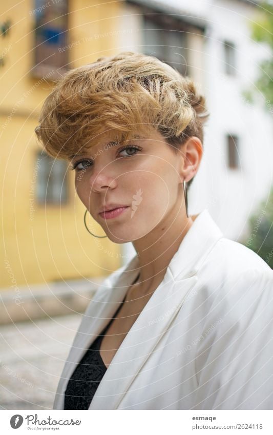 Porträt einer jungen Frau Lifestyle Freude Wellness Leben Junge Frau Jugendliche Dorf Mauer Wand Balkon Terrasse Mode Haare & Frisuren beobachten Beratung