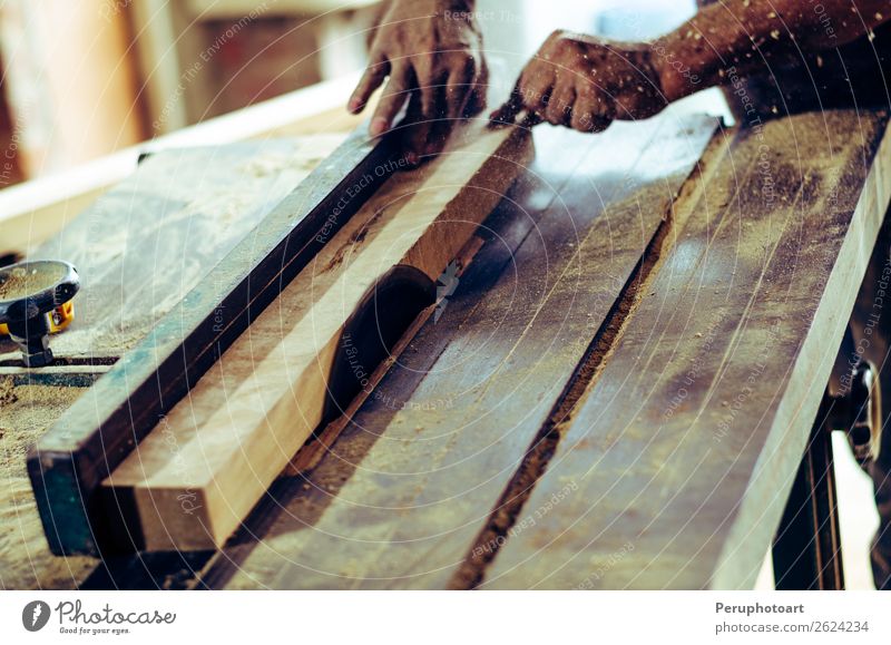 Schreinerwerkzeuge auf Holztisch mit Sägemehl. Kreissäge. Tisch Arbeit & Erwerbstätigkeit Industrie Handwerk Werkzeug Mensch Mann Erwachsene Zähne Metall Stahl