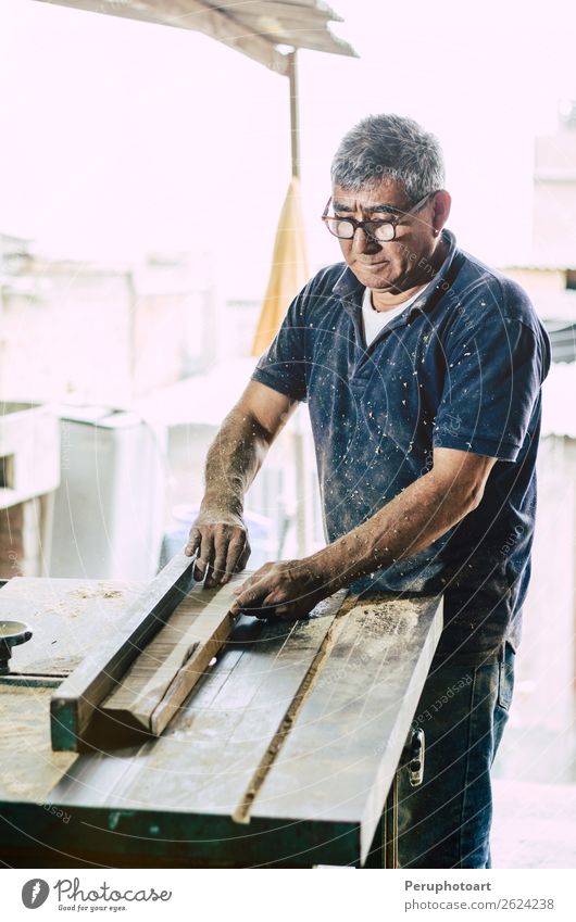 Schreiner beim Schneiden von Holzbrettern Schreibtisch Arbeit & Erwerbstätigkeit Industrie Handwerk Business Werkzeug Säge Mensch Mann Erwachsene Gebäude Metall