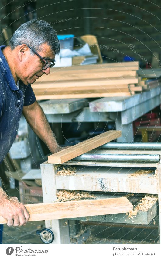 Zimmermann mit Bandschleifmaschine. Schreiner beim Schleifen eines Holzes kaufen Freizeit & Hobby Möbel Arbeit & Erwerbstätigkeit Büro Industrie Säge Mann