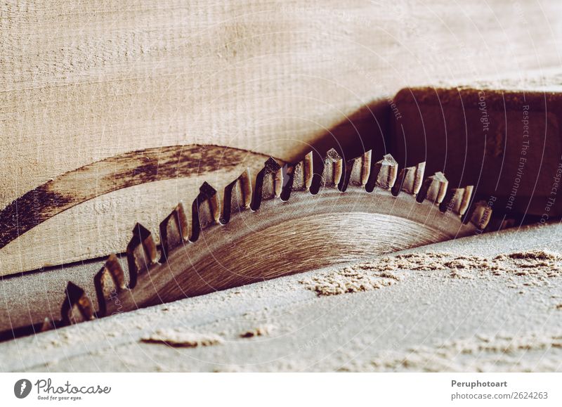 Sägen von Möbeldetails mit einer Kreissäge. Tisch Industrie Werkzeug Technik & Technologie Mann Erwachsene Zähne Hand Holz Metall Stahl Rost alt bauen blau gelb