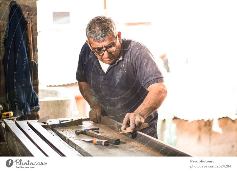 Professioneller Schreiner beim Schleifen und Reparieren von Holzoberflächen. Freizeit & Hobby Möbel Tisch Arbeit & Erwerbstätigkeit Beruf Industrie Handwerk