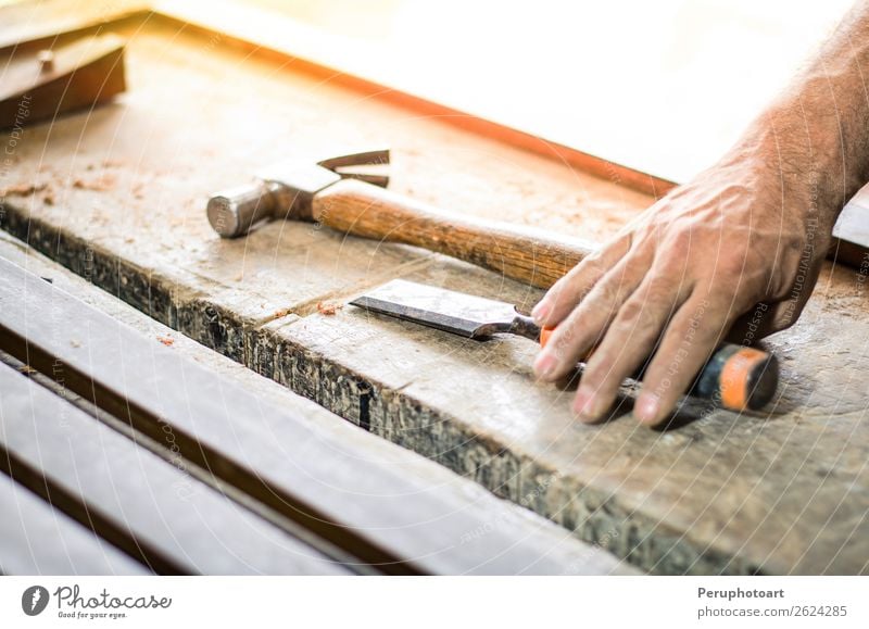 Schreiner, der mit einem Meißel und einem Hammer arbeitet. Freizeit & Hobby Möbel Arbeit & Erwerbstätigkeit Industrie Handwerk Werkzeug Mann Erwachsene Gebäude