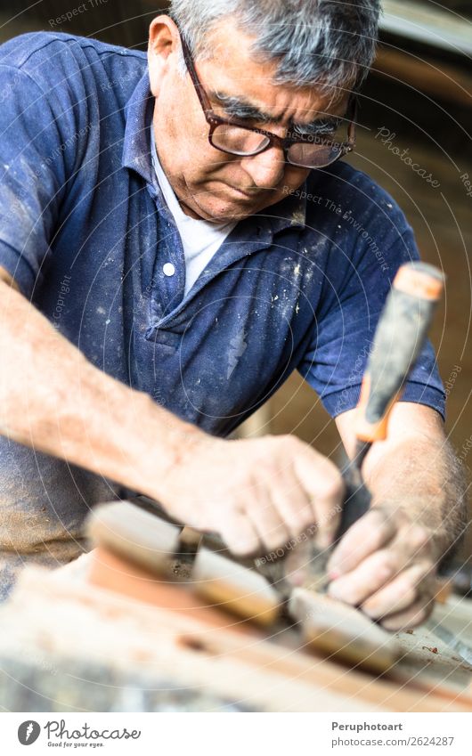 Professioneller Schreiner bei der Arbeit. Handarbeit Arbeit & Erwerbstätigkeit Beruf Industrie Handwerk Werkzeug Mann Erwachsene Holz alt natürlich Präzision