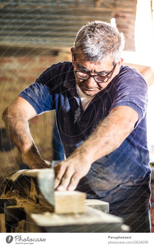 Schreiner mit Kreissäge, die eine Holzbohle schneidet. Tisch Arbeit & Erwerbstätigkeit Industrie Handwerk Werkzeug Säge Mensch Mann Erwachsene Zähne Metall