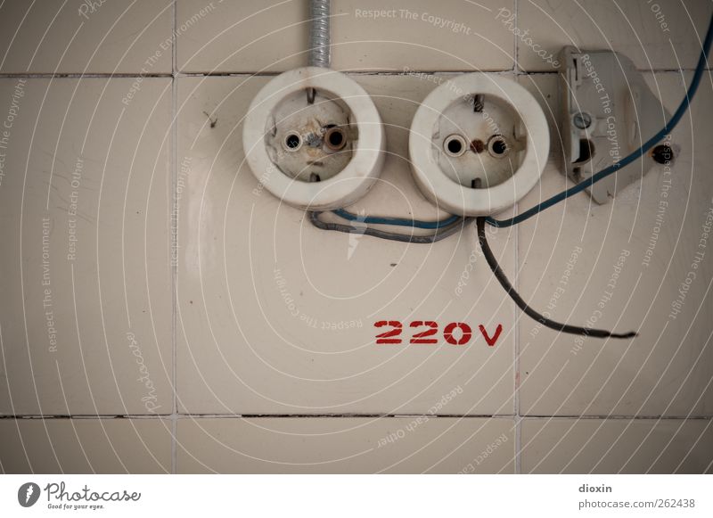 High Voltage Technik & Technologie Energiewirtschaft Energiekrise Steckdose Elektrizität elektrisch Elektromonteur Kabel Mauer Wand Kunststoff Zeichen