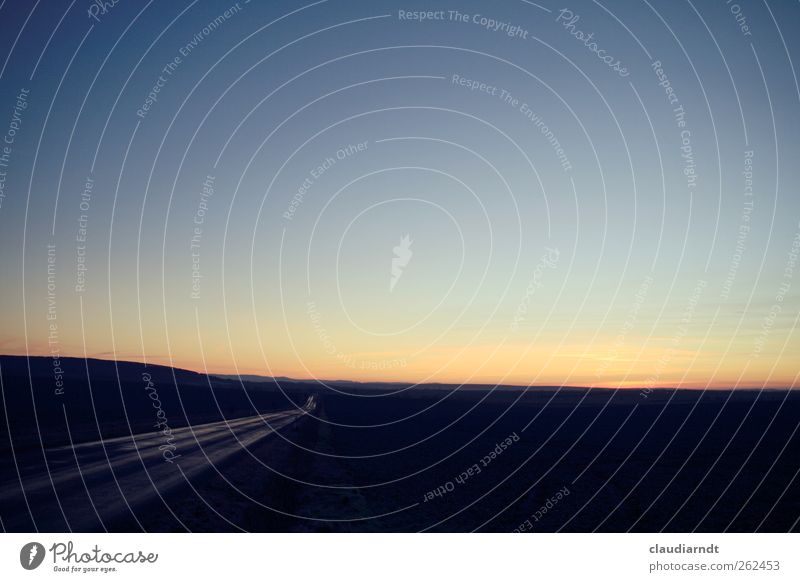 Weiter geht's... Landschaft Himmel Wolkenloser Himmel Horizont Schönes Wetter Hügel Straße Wege & Pfade schön dunkel Aussicht leuchten Asphalt einfach