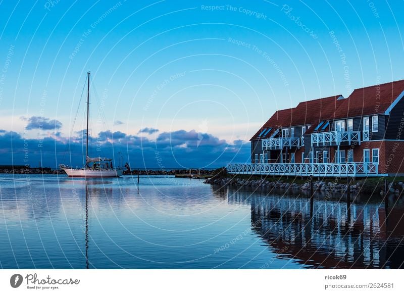 Blick auf den Hafen von Klintholm Havn in Dänemark Erholung Ferien & Urlaub & Reisen Tourismus Haus Natur Landschaft Wasser Wolken Küste Ostsee Gebäude