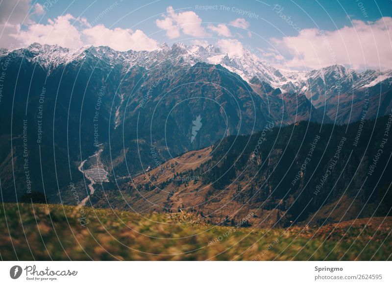 ein weiter Weg... Landschaft Wolken Gras Wiese Berge u. Gebirge Schneebedeckte Gipfel Gletscher bedrohlich Ferne gigantisch blau grün weiß Mut Abenteuer