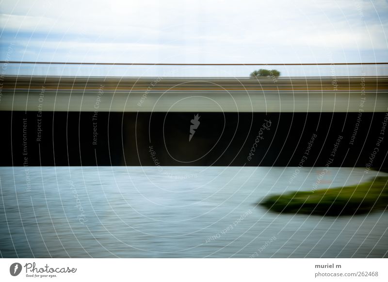 rush-hour I Umwelt Natur Landschaft Wasser Himmel Wolken Horizont Sommer Klimawandel Pflanze Baum Gras Feld Küste Flussufer Menschenleer Brücke Bauwerk Verkehr