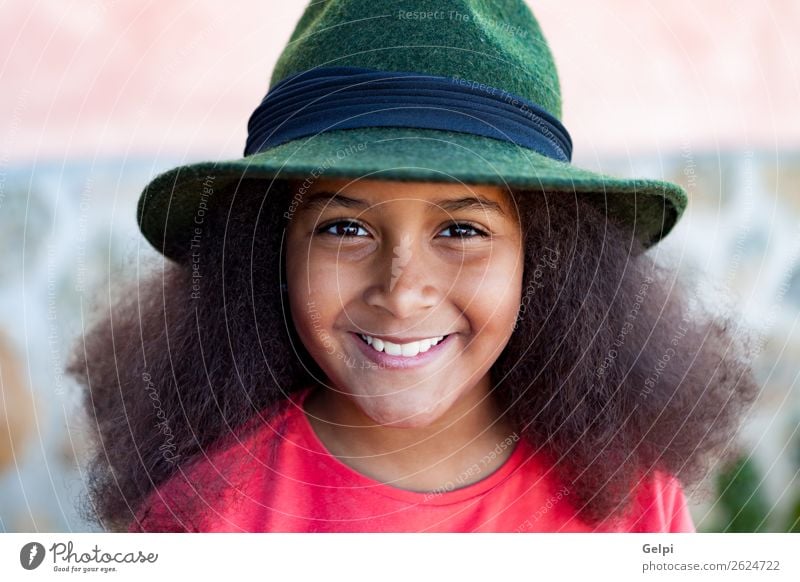 Hübsches Mädchen mit langem Afrohaar. elegant Glück schön Gesicht Winter Garten Kind Mensch Frau Erwachsene Kindheit Park Mode Hut brünett Afro-Look Lächeln