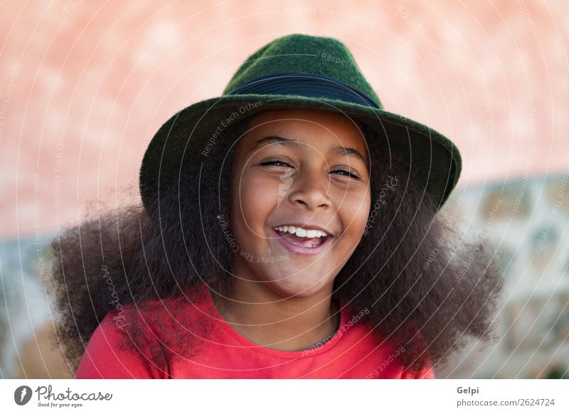 Hübsches Mädchen mit langem Afrohaar. elegant Glück schön Gesicht Winter Garten Kind Mensch Frau Erwachsene Kindheit Park Mode Hut brünett Afro-Look Lächeln