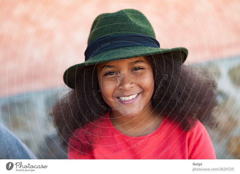 Hübsches Mädchen mit langem Afrohaar. elegant Glück schön Gesicht Winter Garten Kind Mensch Frau Erwachsene Kindheit Park Mode Hut brünett Afro-Look Lächeln