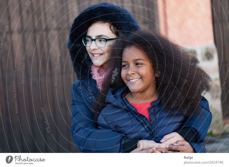 Zwei glückliche Freundinnen Freude Glück schön Gesicht Kind Mensch Familie & Verwandtschaft Freundschaft Kindheit Straße Afro-Look Lächeln Umarmen Fröhlichkeit