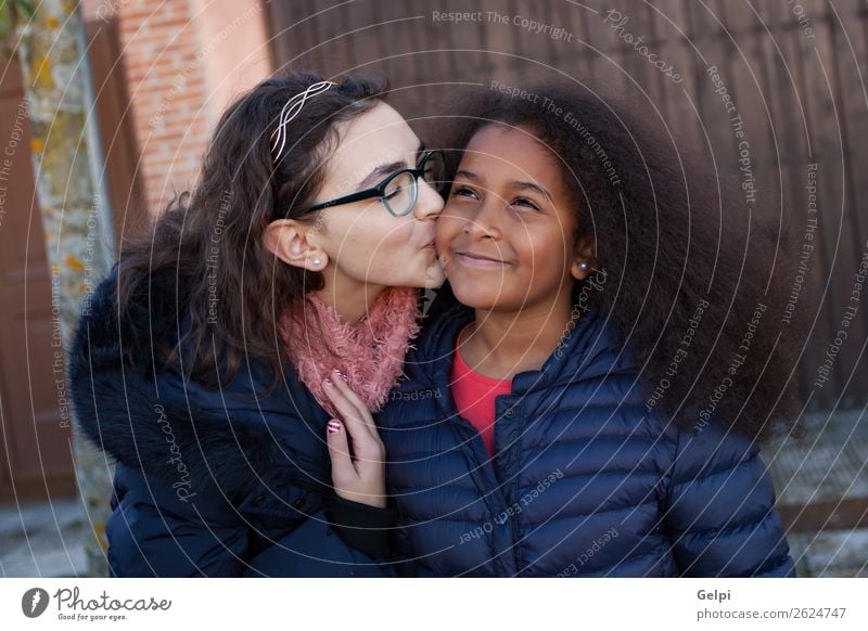 Zwei glückliche Freundinnen Freude Glück schön Gesicht Kind Mensch Familie & Verwandtschaft Freundschaft Kindheit Straße Afro-Look Küssen Lächeln Fröhlichkeit