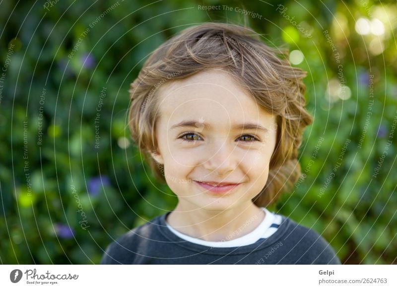 Entzückendes kleines Kind auf dem Feld Freude Glück schön Gesicht Spielen Baby Junge Kindheit Natur Baum Blume Park Lächeln lachen Fröhlichkeit lustig niedlich