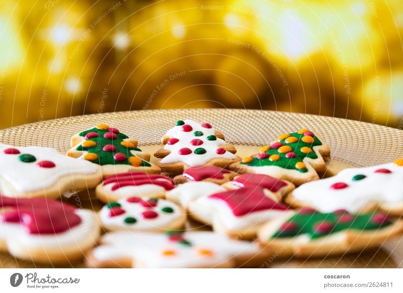 Weihnachtskekse auf einer Schüssel mit goldenem Lichthintergrund Lebensmittel Kuchen Dessert Süßwaren Schokolade Teller schön Winter Schnee