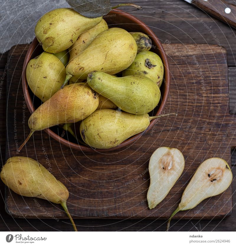 reife grüne Birnen Frucht Ernährung Vegetarische Ernährung Diät Schalen & Schüsseln Tisch Holz alt frisch lecker natürlich oben gelb rustikal Lebensmittel