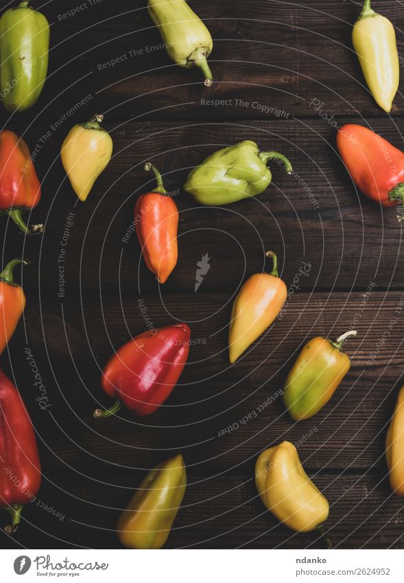 frische grüne, gelbe und rote Paprika Gemüse Tisch Küche Holz Essen braun Aussicht Top Konsistenz Bildung Lebensmittel Gesundheit Salatbeilage Farbfoto