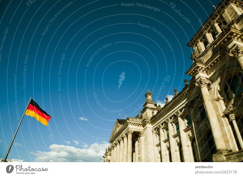 Reichstag Architektur Berlin Deutscher Bundestag Deutschland Deutsche Flagge Froschperspektive Hauptstadt Himmel Himmel (Jenseits) Stadtzentrum Berlin-Mitte