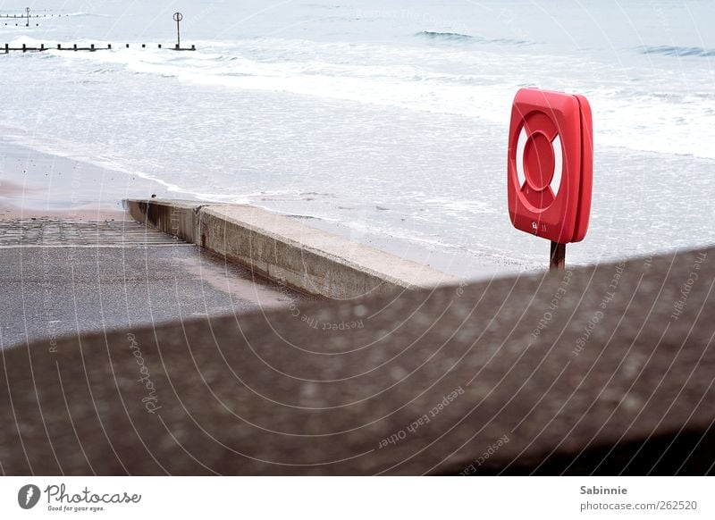 Straaaand...mal anders. Natur Klima Wellen Küste Strand Nordsee Meer Aberdeen Schottland Mauer Wand blau braun grau rot Rettungsring Rettungsgeräte Brandung