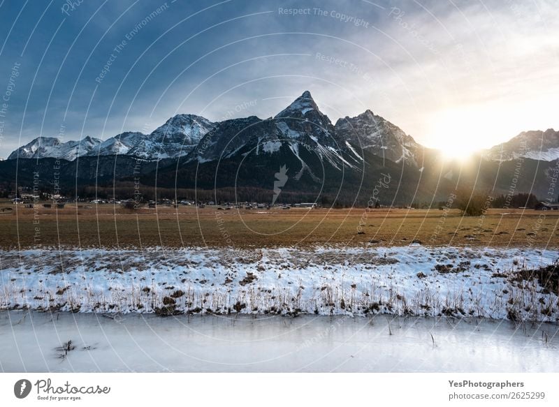 Sonnenuntergang über gefrorenem Fluss und schneebedeckten Bergen Ferien & Urlaub & Reisen Winter Schnee Berge u. Gebirge Natur Landschaft Wetter Wiese Alpen