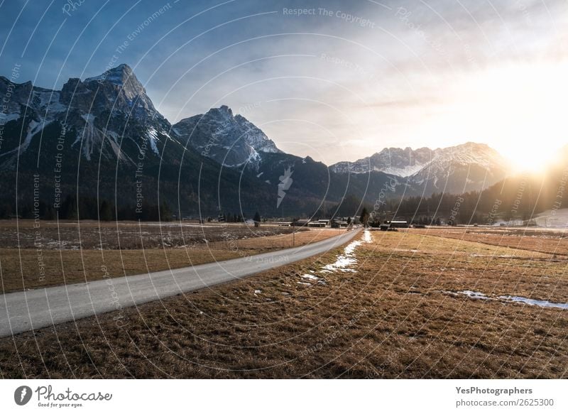 Sonnenuntergang über Bergen und Dorf Ferien & Urlaub & Reisen Winter Schnee Berge u. Gebirge Natur Landschaft Wetter Wiese Alpen Gipfel Straße weiß alpin