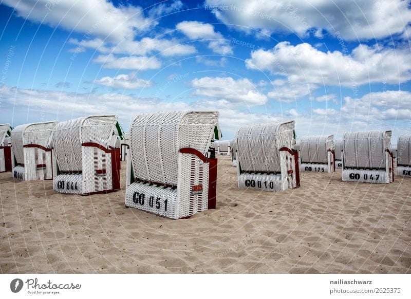 Am Strand Landschaft Sand Luft Wasser Himmel Wolken Schönes Wetter Küste Seeufer Nordsee Ostsee Strandkorb Unendlichkeit natürlich schön blau gelb weiß Freude