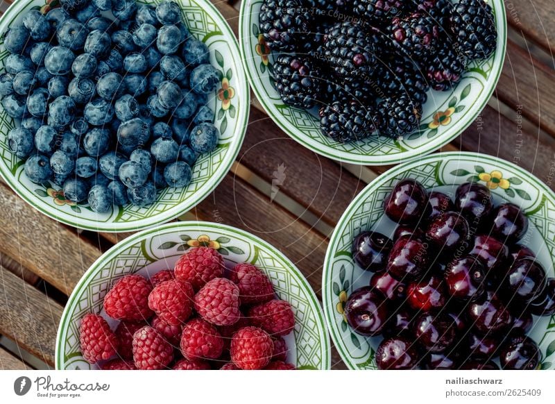 Beerenmix Kirsche Blaubeeren Brombeeren Himbeeren Sommer Gesunde Ernährung gesund Teller Schüssel Behälter u. Gefäße Bioprodukte Vegane Ernährung Essen diet