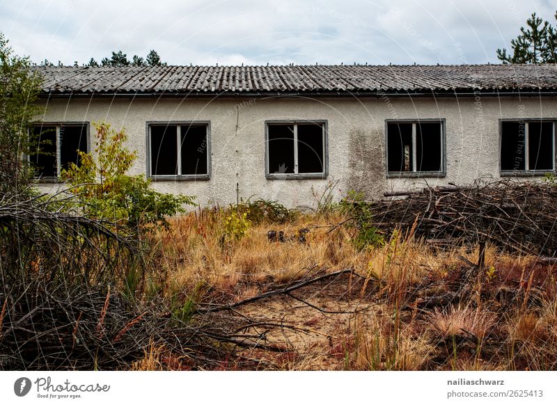 Zerfall, ehemalige Kaserne Zentralperspektive Außenaufnahme Farbfoto Vergänglichkeit Verfall Stimmung Kraft Umwelt kaputt dunkel alt Wand Militärgebäude Mauer