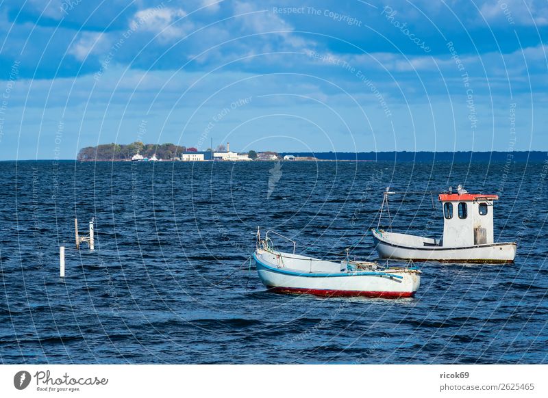 Boote auf der Ostsee in Dänemark Erholung Ferien & Urlaub & Reisen Tourismus Natur Landschaft Wasser Wolken Küste Hafen Wasserfahrzeug maritim blau gelb Idylle