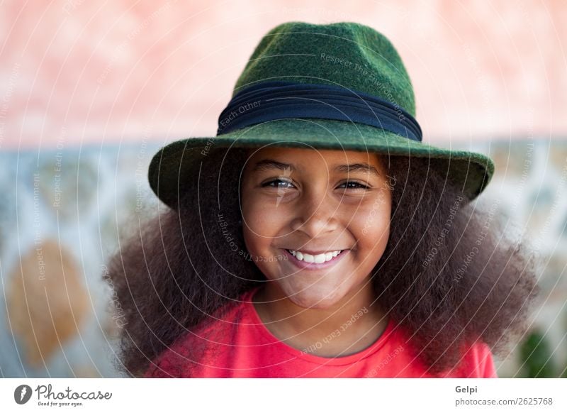 Hübsches Mädchen mit langem Afrohaar. elegant Glück schön Gesicht Winter Garten Kind Mensch Frau Erwachsene Kindheit Park Mode Hut brünett Afro-Look Lächeln