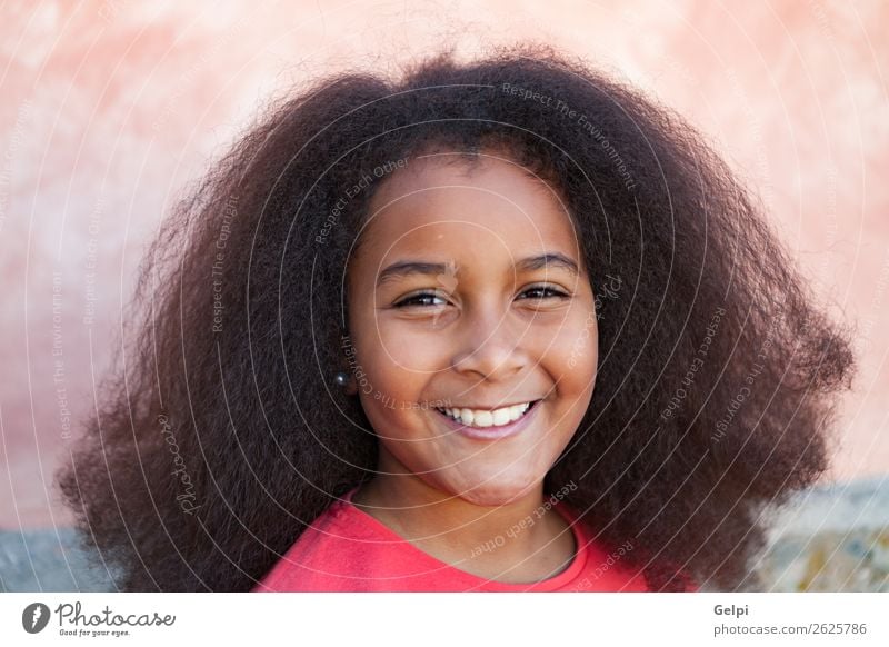 Hübsches Mädchen mit langem Afrohaar. Glück schön Gesicht Garten Kind Mensch Frau Erwachsene Kindheit Park brünett Afro-Look Lächeln Fröhlichkeit niedlich rot