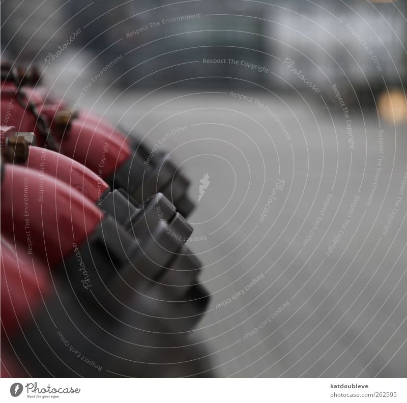 bouche d'incendie Stadt Stadtzentrum Hafen Straße Wasser grau rot Versorgung Wasserversorgung Hydrant Farbfoto Außenaufnahme Textfreiraum rechts Tag Unschärfe