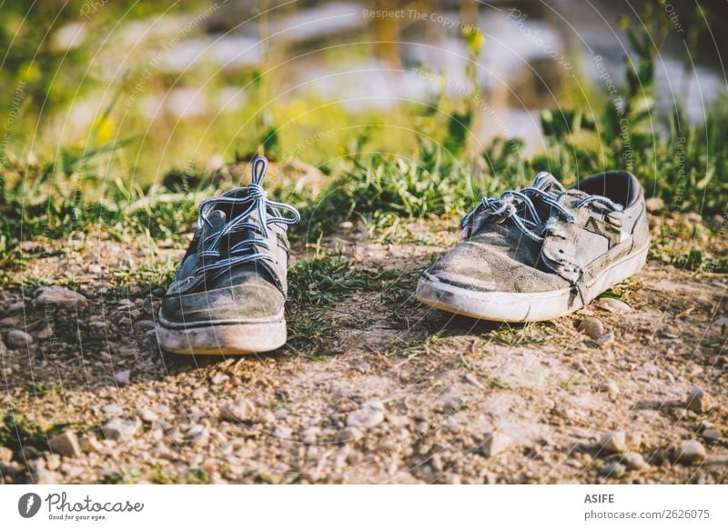 Alte Turnschuhe verlassen Sommer Sonne Natur Frühling Herbst Gras Mode Bekleidung Schuhe Stein alt dreckig blau grau gebrochen abgenutzt Verlassen Boden zwei