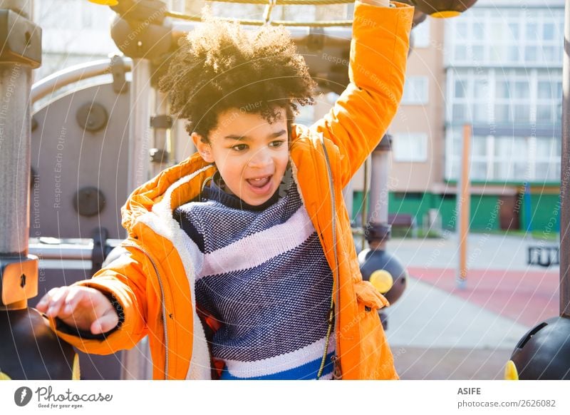 Glücklicher kleiner Junge, der Spaß auf dem Spielplatz hat. Freude Freizeit & Hobby Spielen Winter Klettern Bergsteigen Kind Mann Erwachsene Kindheit Herbst