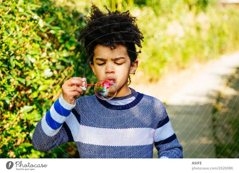 Süßer kleiner Junge, der Blasen im Freien bläst. Freude Glück Freizeit & Hobby Spielen Garten Kind Mann Erwachsene Kindheit Mund Lippen Natur Herbst Park