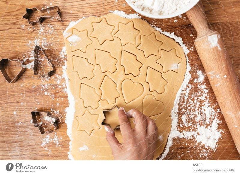 Weihnachtskekse backen Teigwaren Backwaren Tisch Weihnachten & Advent Baum Holz Metall Herz machen Plätzchen Mehl Nudelholz Schneidegeräte Ausstechform