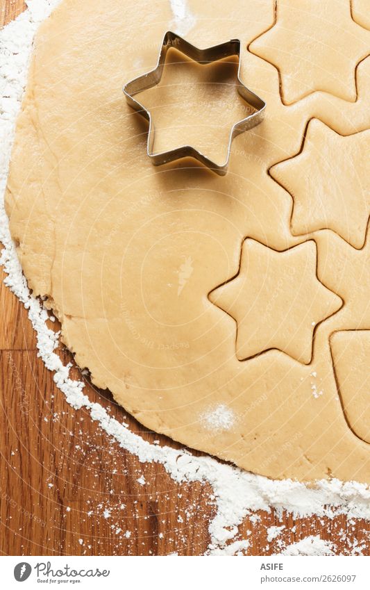 Schneiden von Weihnachtskeksen Teigwaren Backwaren Tisch Weihnachten & Advent Baum Holz Metall Herz machen Plätzchen Mehl Nudelholz Schneidegeräte Ausstechform