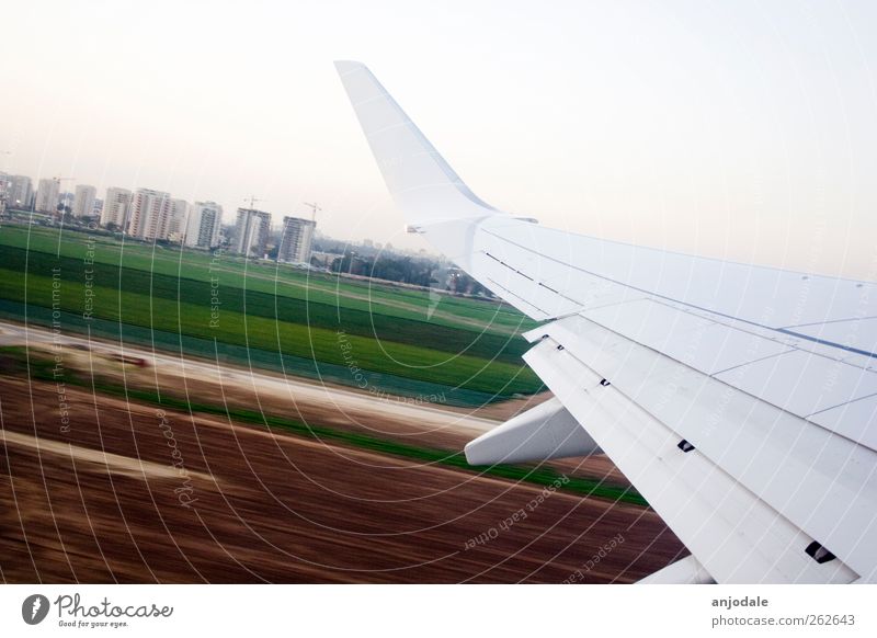 Abflug Ferien & Urlaub & Reisen Ferne Sommerurlaub Luftverkehr Wolkenloser Himmel Feld Hochhaus Verkehrsmittel Flugzeug Landebahn Flugzeuglandung Flugzeugstart