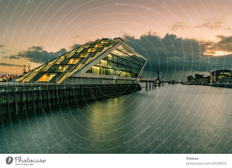 Dockland Hafenstadt Bauwerk Gebäude Architektur Treppe Terrasse Sehenswürdigkeit Wahrzeichen ästhetisch außergewöhnlich dunkel skurril Nacht Langzeitbelichtung