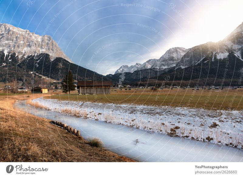 Schneebedeckte Berge und gefrorener Fluss Ferien & Urlaub & Reisen Winter Berge u. Gebirge Natur Landschaft Wetter Wiese Alpen Gipfel Dorf Hütte weiß alpin