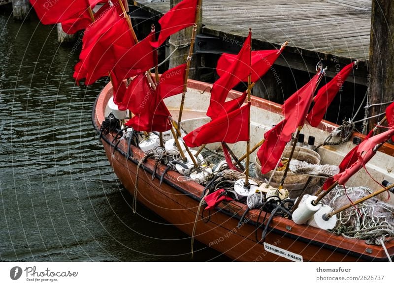 Fischerboot, Fischerfahnen Fischernetz rot Meer Vorpommersche Boddenlandschaft Bucht Hafen Ostsee Natur Fischereiwirtschaft Ausflug schlechtes Wetter Küste