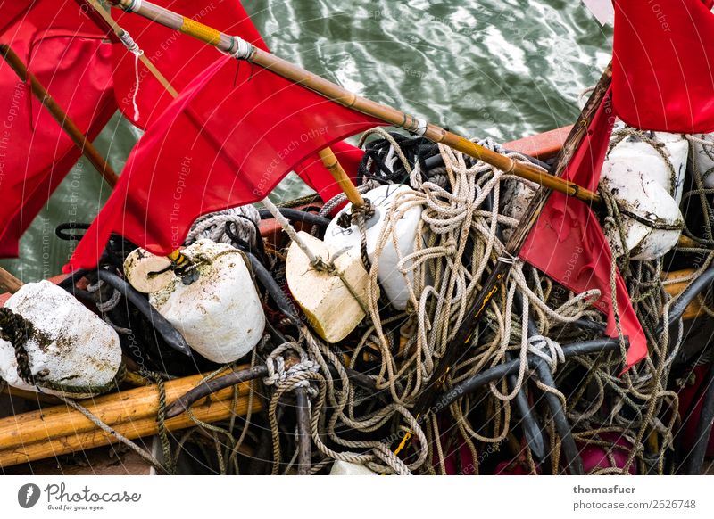 Fischerfahnen, Meer Fischernetz rot Vorpommersche Boddenlandschaft Bucht Ostsee Natur Fischereiwirtschaft Ausflug Himmel schlechtes Wetter Küste Fischerdorf