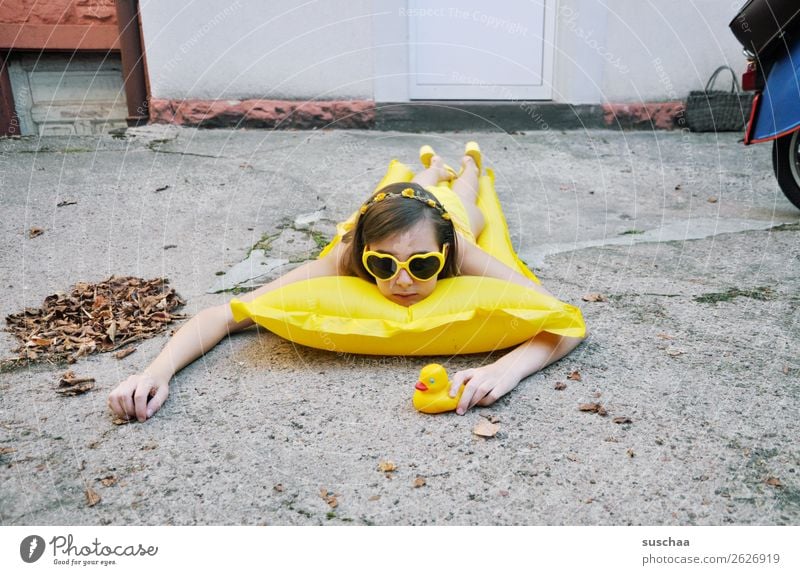 mädchen auf gelber luftmatratze im hinterhof Sommer Herbst Blatt kalt Sehnsucht Ferien & Urlaub & Reisen Schwimmen & Baden Luftmatratze Sonnenbrille Kind