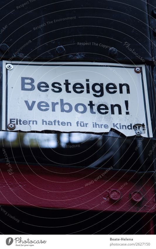 Eltern haften für ihre Kinder! Freizeit & Hobby Spielen Klettern Bergsteigen Tafel Erwachsene Lokomotive Barriere Metall gebrauchen Sport alt ästhetisch