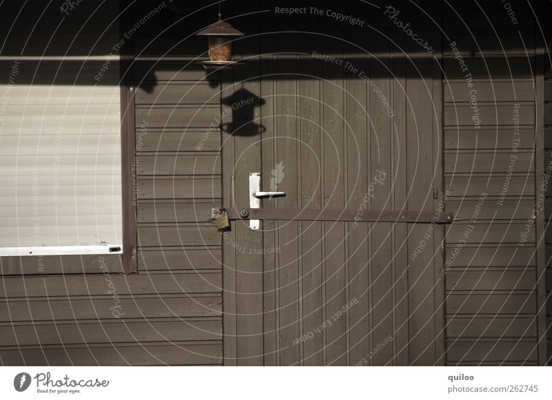 verschlossen Haus Menschenleer Hütte Bauwerk Gebäude Gartenhaus Tür Rollladen einzigartig braun Sicherheit geschlossen gesperrt Schloss grau Futterhäuschen