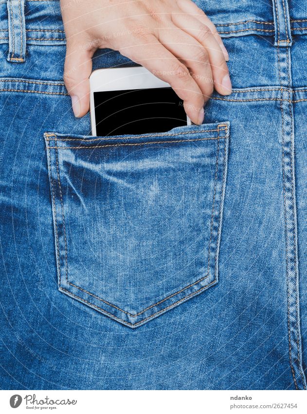 Hand zieht sich aus der Gesäßtasche eines Blue Jeans Smartphones heraus. Lifestyle Stil Telefon PDA Bildschirm Technik & Technologie Mode Jeanshose festhalten