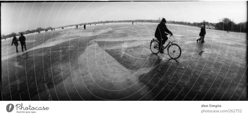 binnenalster eis Tourismus Ausflug Abenteuer Winter Fahrradfahren Mensch Eis Frost Fluss Binnenalster Hamburg gehen außergewöhnlich schwarz weiß Stimmung