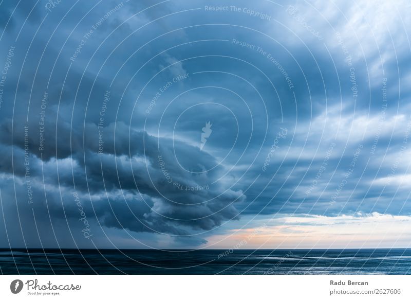 Sturmwolken versammeln sich über dem Ozean Sommer Strand Meer Wellen Umwelt Natur Landschaft Wasser Himmel Wolken Gewitterwolken Wetter schlechtes Wetter